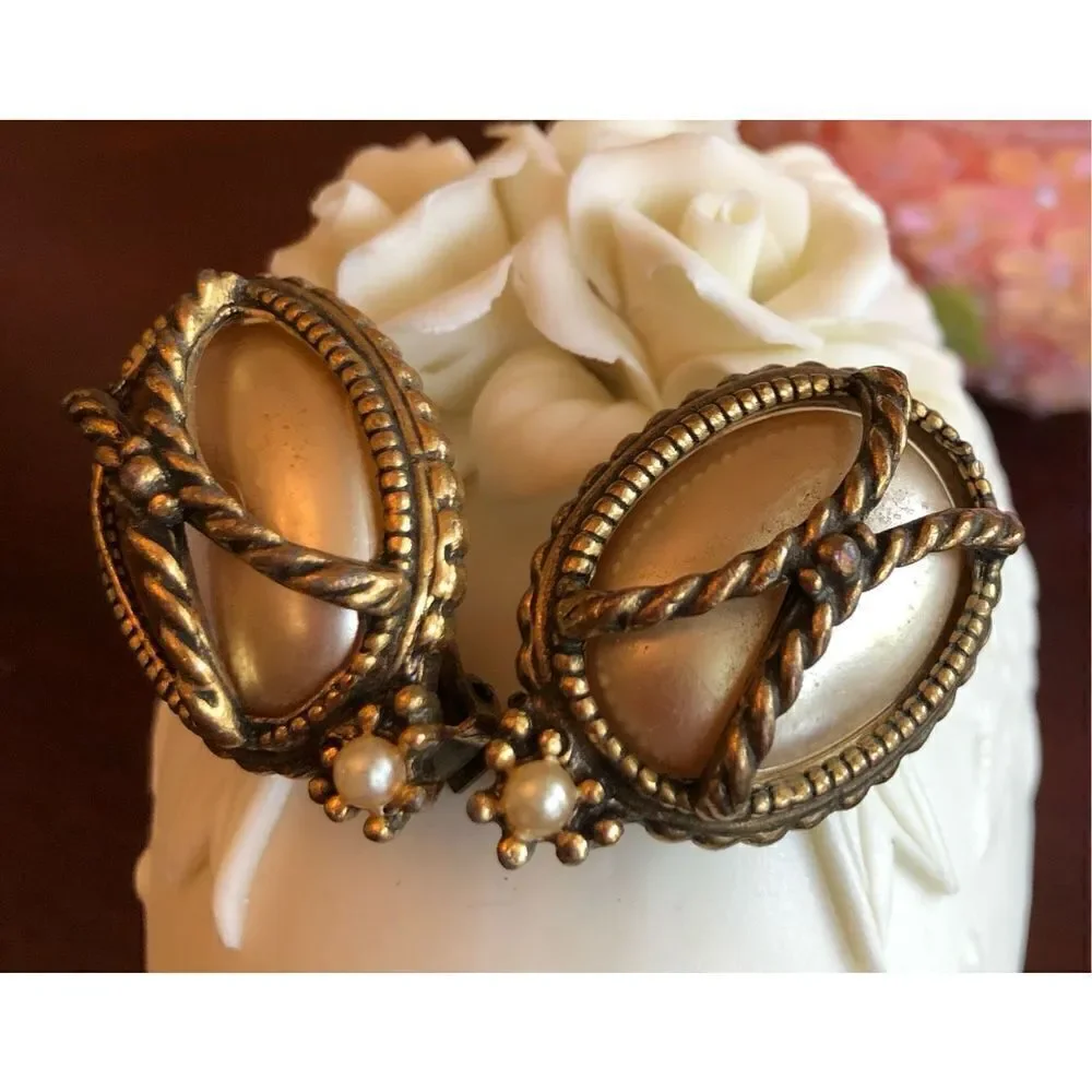 REGAL - 🎉HPx2 🎉 Vintage Regal Gothic-Style Oval Faux Pearl Chunky Clip-Ons